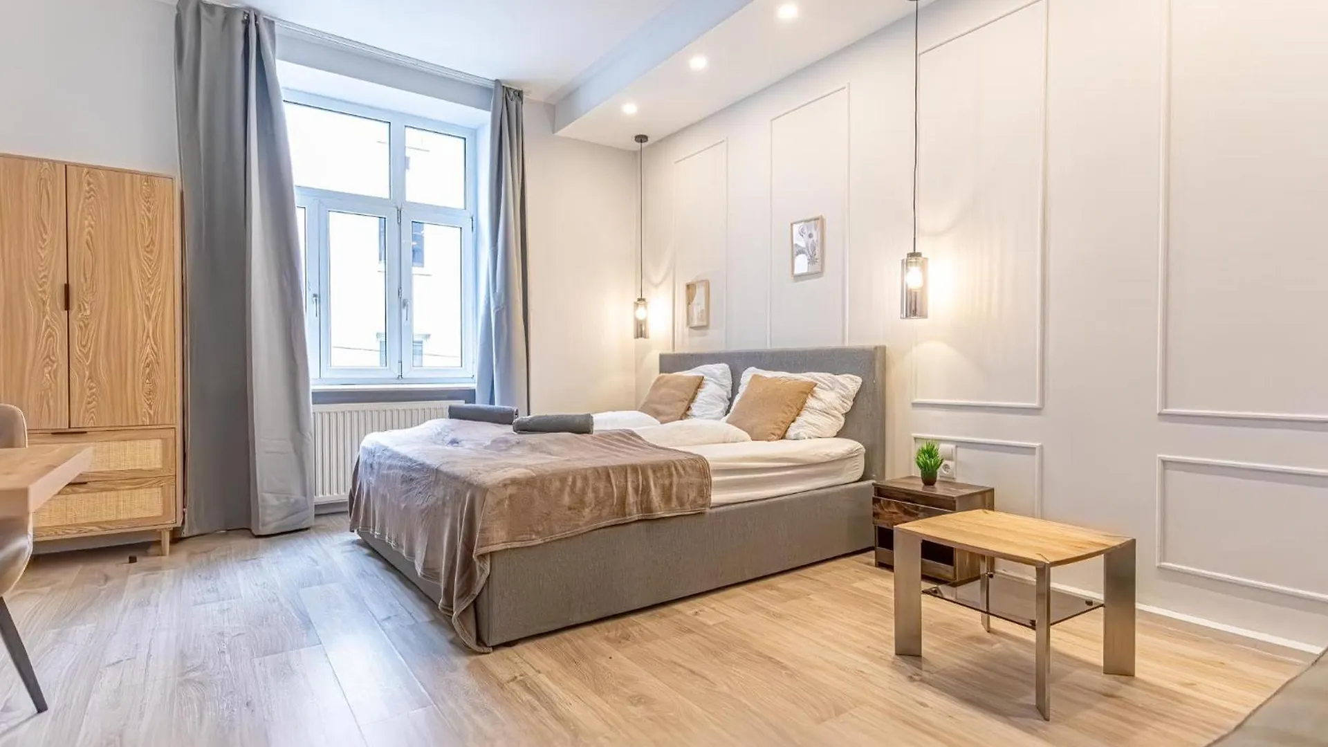 Multiple Apartments And Rooms At The Heart Of Vienne