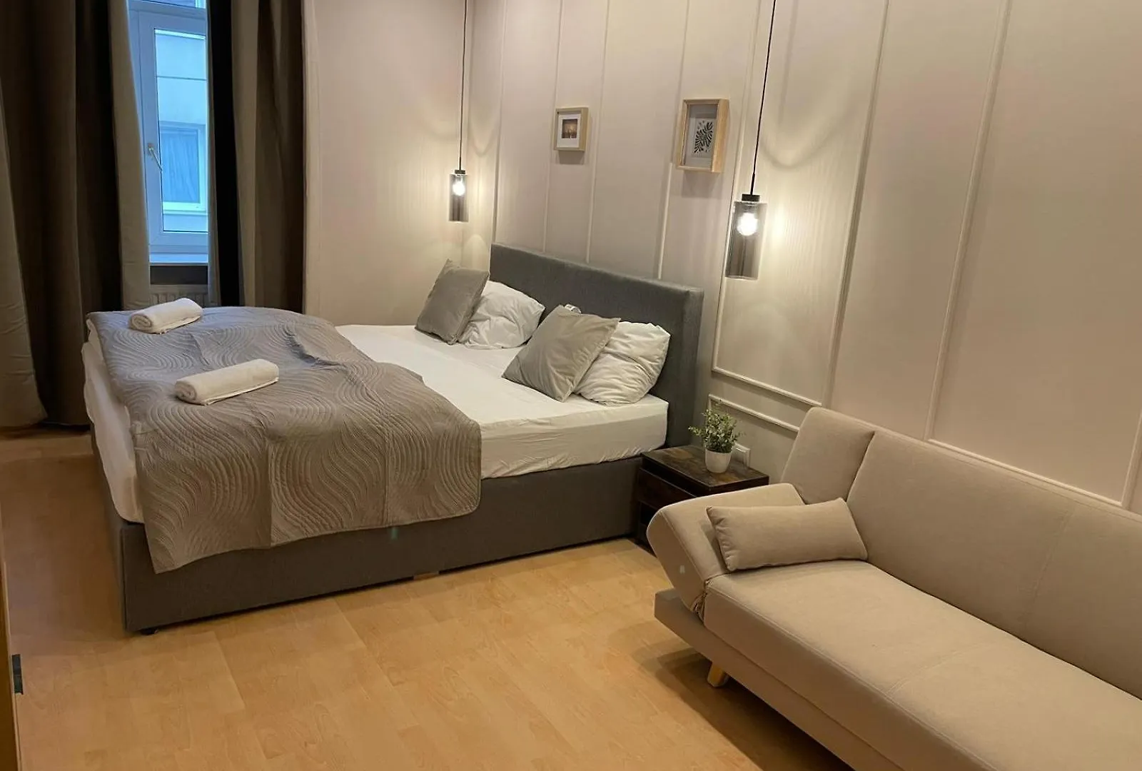 Multiple Apartments And Rooms At The Heart Of Vienne
